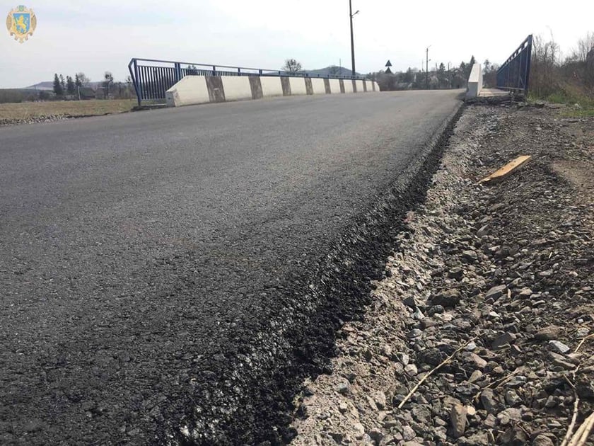 Як на Львівщині ремонтують дорогу між Підгорецьким замком і Золочевим (ФОТО)