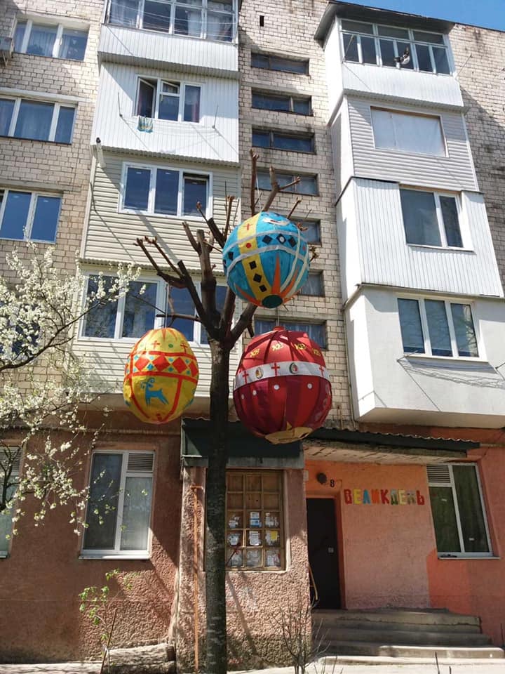 Чернівчанин прикрасив дерево гігантськими писанками (ФОТО)