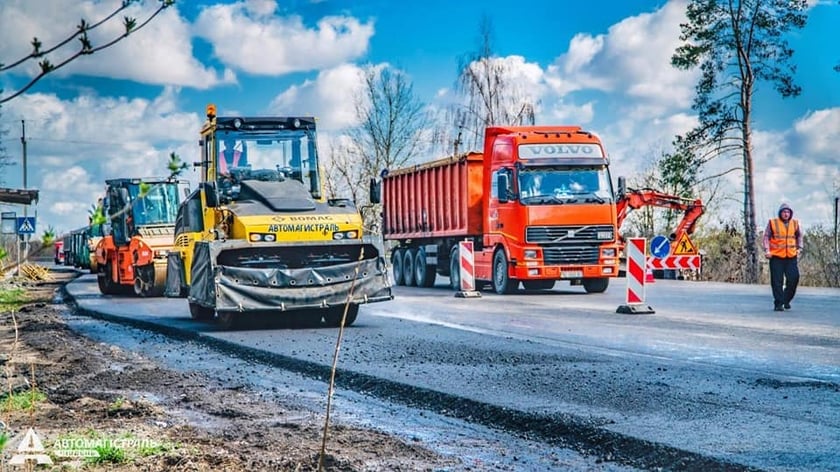 Завершують ремонтувати трасу на межі Волині та Львівщини (ФОТО)