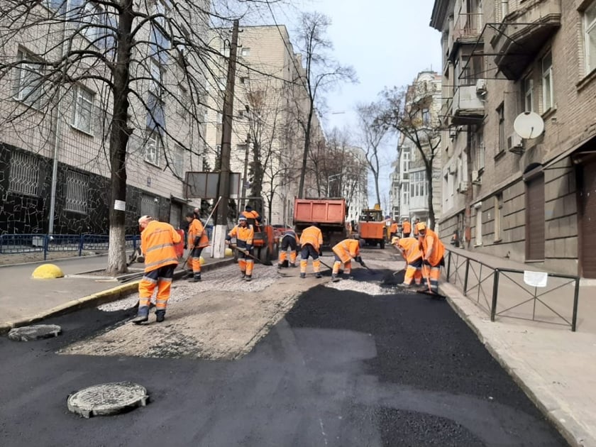 Як у Києві під час карантину ремонтують дороги (ФОТО)