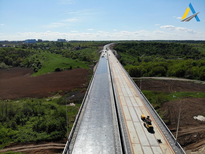 На новій естакаді на Полтавщині встановлюють гідроізоляцію (ФОТО)