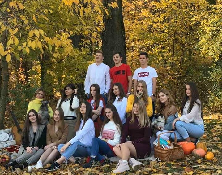 Українські школярі відмовились від випускного, аби допомогти лікарям (ВІДЕО)