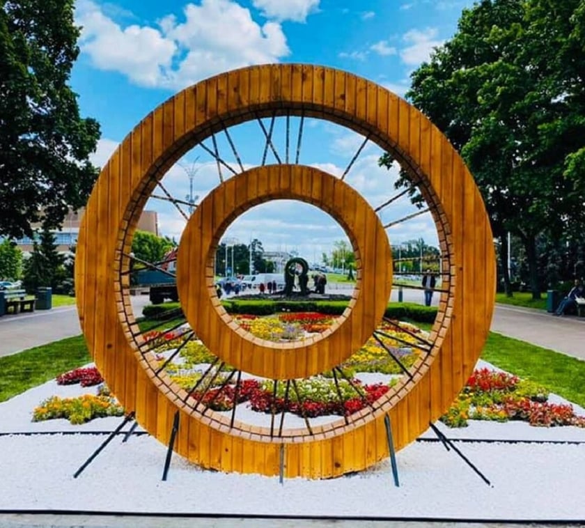 У Києві в парку «Перемога» встановили незвичні об’єкти (ФОТО)