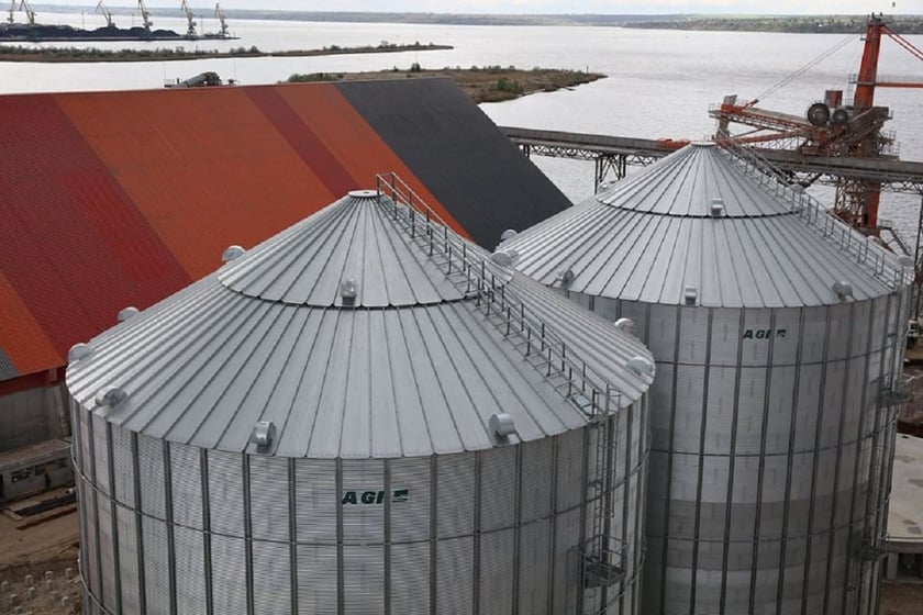 У Миколаєві на терміналі змонтували два нові силоси