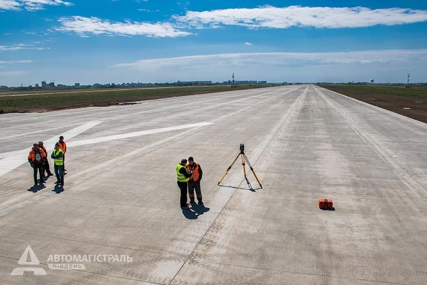 Як будують нову смугу в аеропорту «Одеса» (ФОТО)