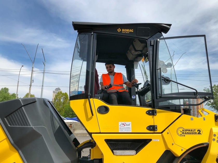 Як у Києві накривають новим асфальтом проспект Бандери (ФОТО)