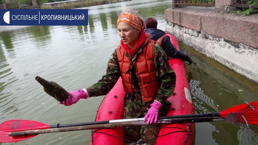У Кропивницькому активісти на байдарках виловили з озера 16 мішків пластику