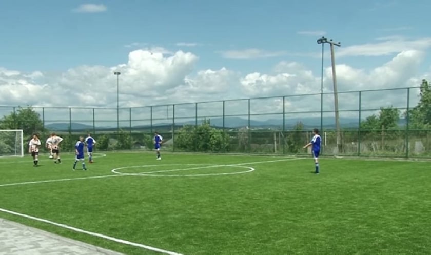 У селі на Закарпатті відкрили сучасний спортмайданчик