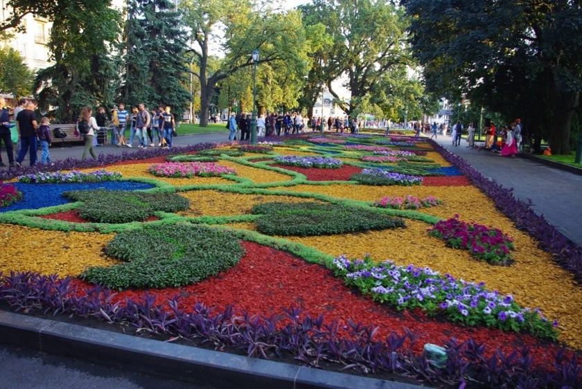 Понад тисячу дерев і мільйон квітів висадили в Харкові