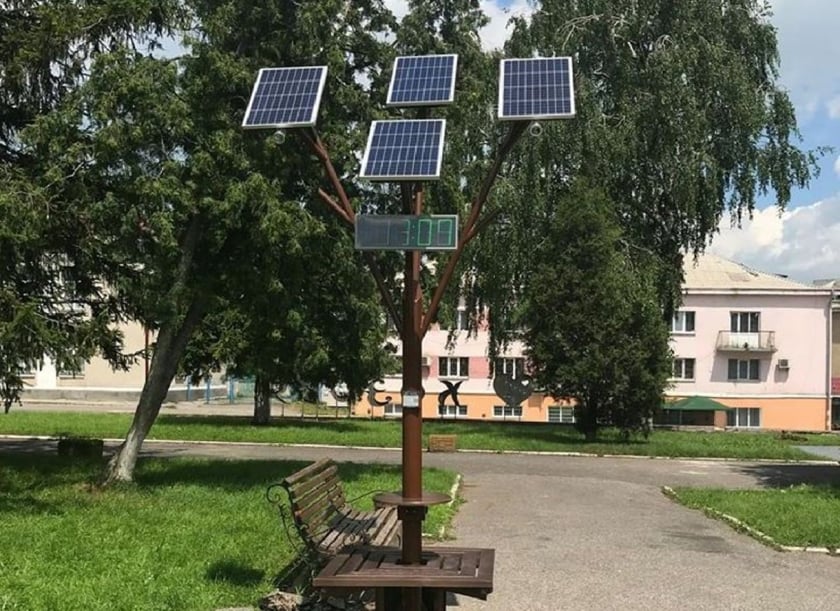 На Тернопільщині облаштували дерево із сонячних панелей (ФОТО)