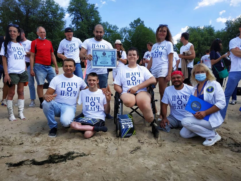 16-річний маріуполець, який втратив ноги і руку, переплив Дніпро і встановив рекорд України