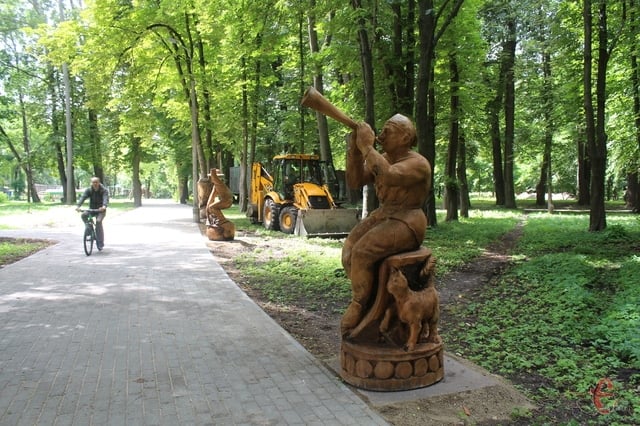 Алея дерев’яних скульптур з’явилась у хмельницькому парку (ФОТО)