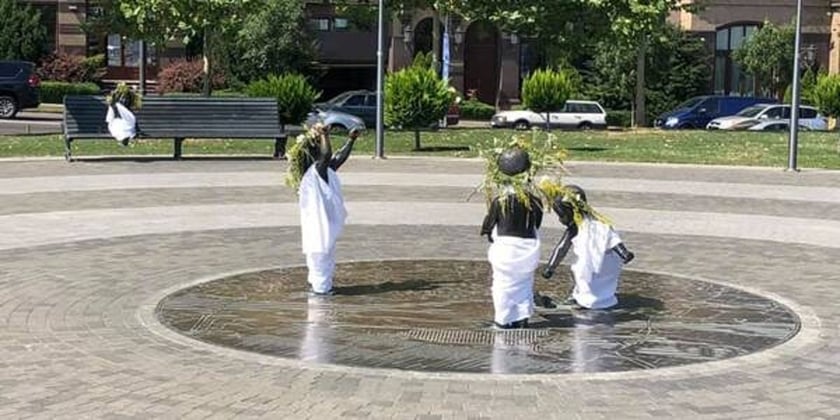 У Києві скульптури переодягнули до свята Івана Купала (ФОТО)