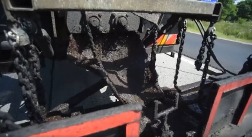 На дорогах Львівщини застосовують американську технологію для захисту асфальту