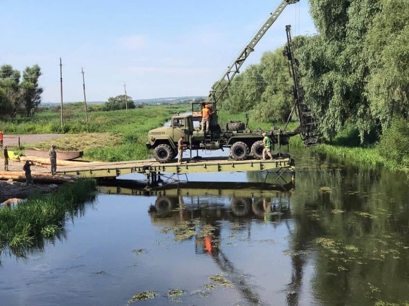Військові відпрацювали розгортання комбінованого мосту (ФОТО)
