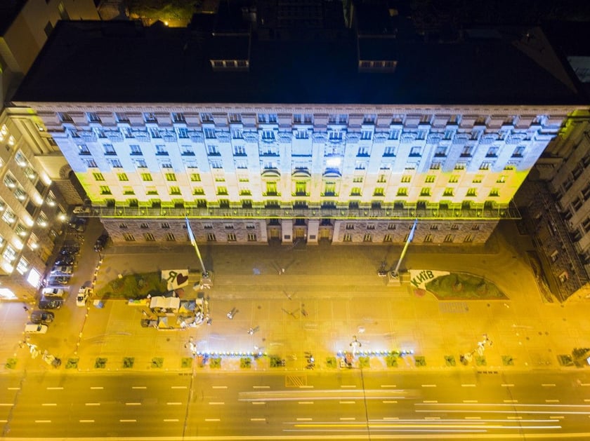 Будівлю КМДА підсвітили синьо-жовтими кольорами (ФОТО)