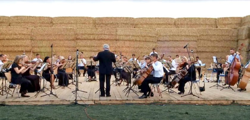 На Харківщині рекордний врожай відсвяткували класичним концертом на сцені із соломи (ФОТО)