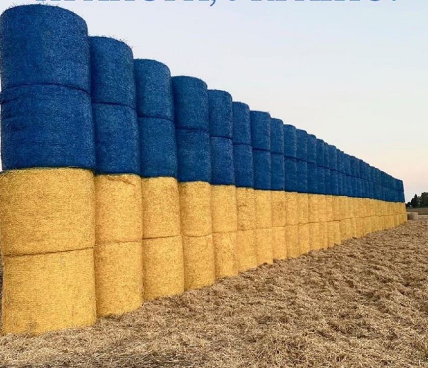 Фермери зробили український прапор із тюків соломи (ФОТО)