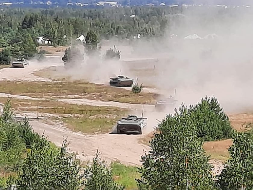 В українській армії провели маневри з водіння бойових машин (ФОТО)