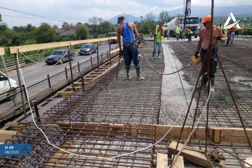 Як на Закарпатті поряд із 70-річним аварійним мостом будують новий (ФОТО)