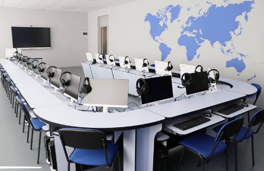 У Полтаві у двох школах відкрили лінгафонні лабораторії