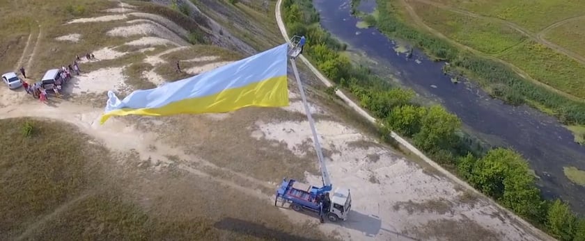 На Луганщині поблизу кордону з РФ підняли в повітря 20-метровий український прапор (ВІДЕО)
