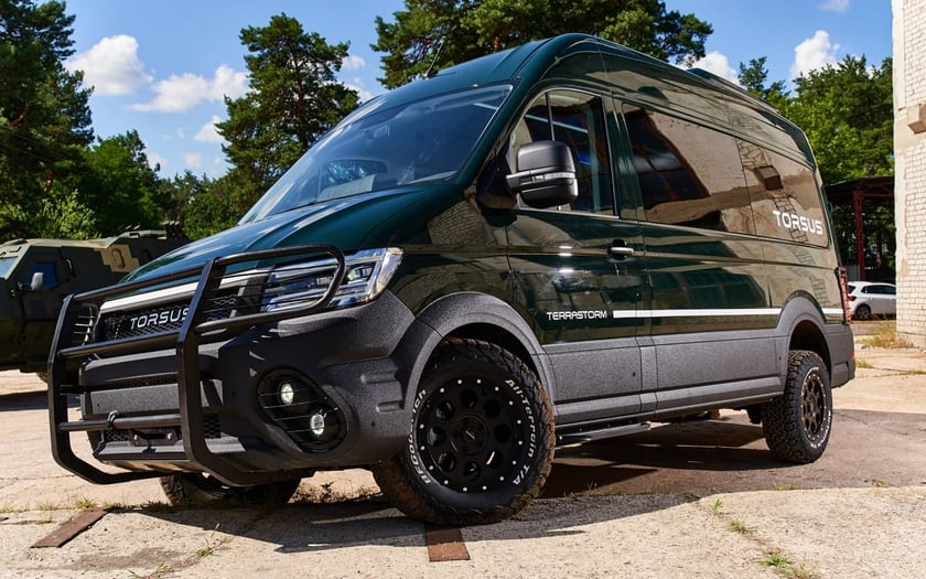 В Україні представили унікальний автобус-всюдихід