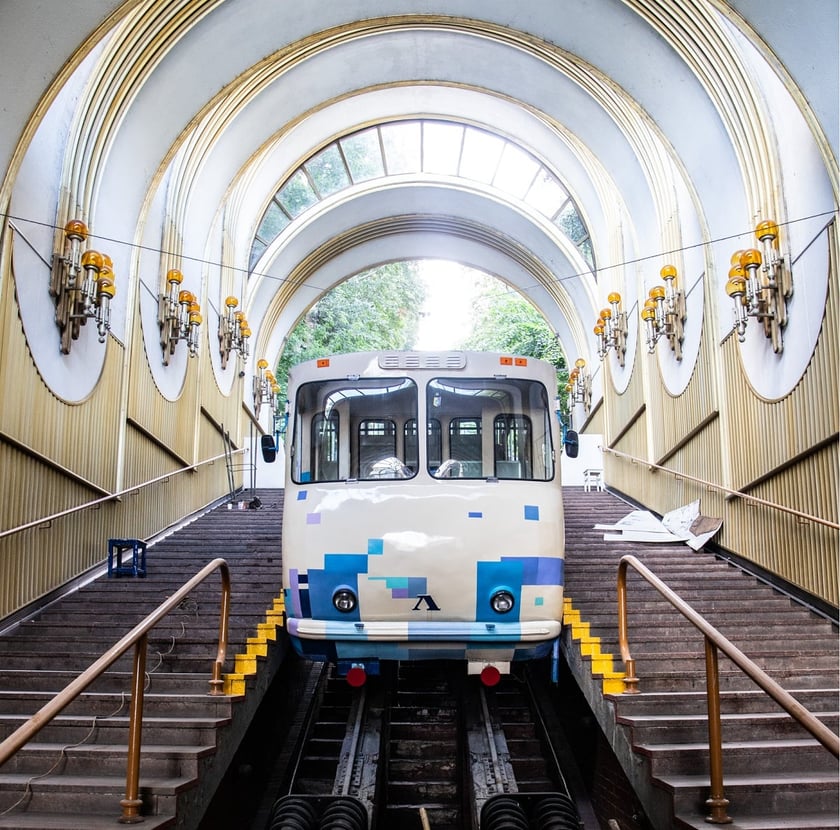 На киян із 21 серпня чекатиме оновлений фунікулер (ФОТО)