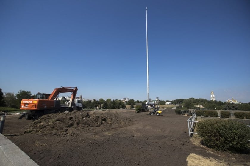 Буде видно з кожної точки Києва: як встановлюють найбільший прапор України (ВІДЕО)