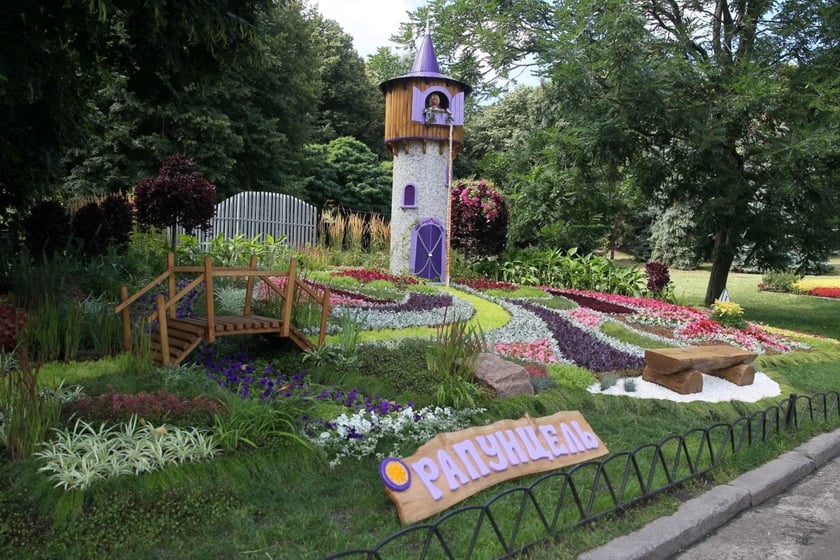 Мультперсонажі з квітів: у Києві відкрили казкову виставку
