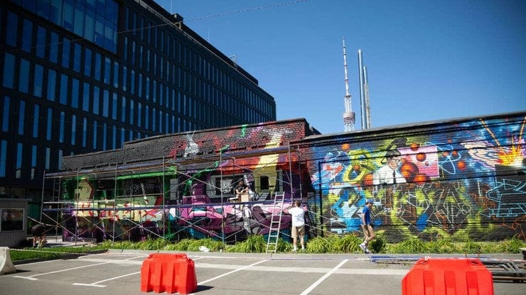 У Києві на території UNIT.City з’явилась ціла стіна стріт-арту (ВІДЕО)