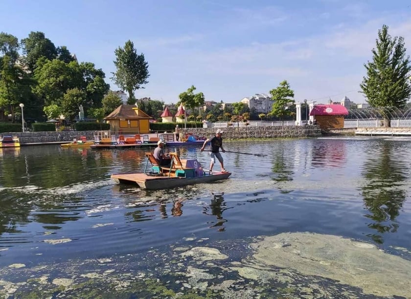 Тернопільський став чистять від водоростей та сміття (ФОТО)