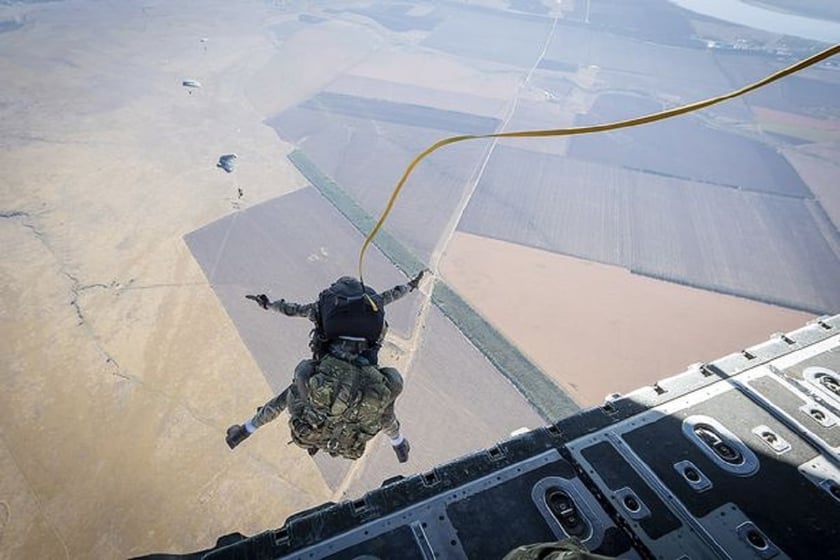 Як українські та британські бійці десантувалися з С-130 над Миколаєвом (ВІДЕО)