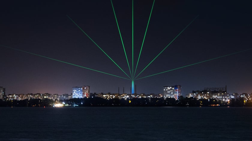 У Дніпрі заводські труби перетворять на масштабну світлову інсталяцію