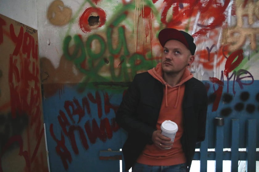 Киян запрошують на вечірку: розтрощити під’їзд, щоб потім відремонтувати