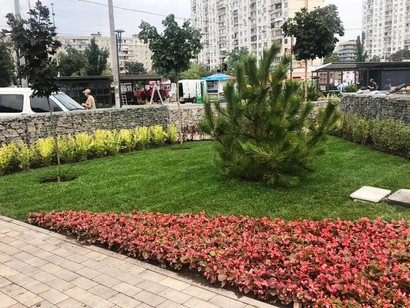 У Києві на місці МАФів облаштували сквер (ФОТО)