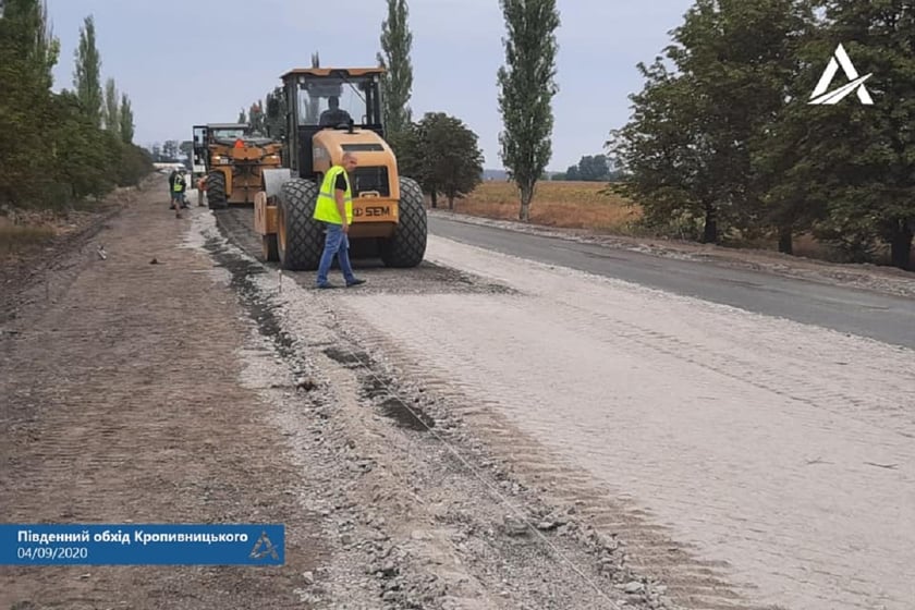 Як автодорівці ремонтують дороги методом холодного ресайклінгу (ФОТО)