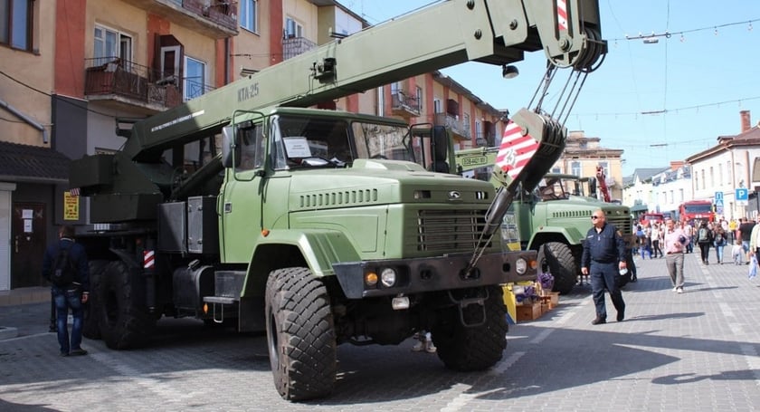 Український завод розробив автокран та екскаватор для армії (ФОТО)