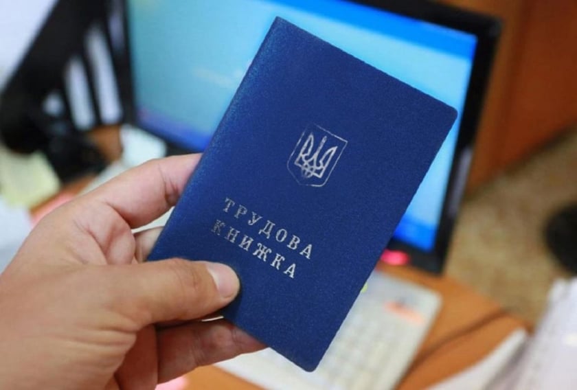Паперові трудові книжки замінять на електронні