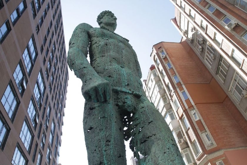 У Дніпрі з’явився 7-метровий «Атлант» (ФОТО)