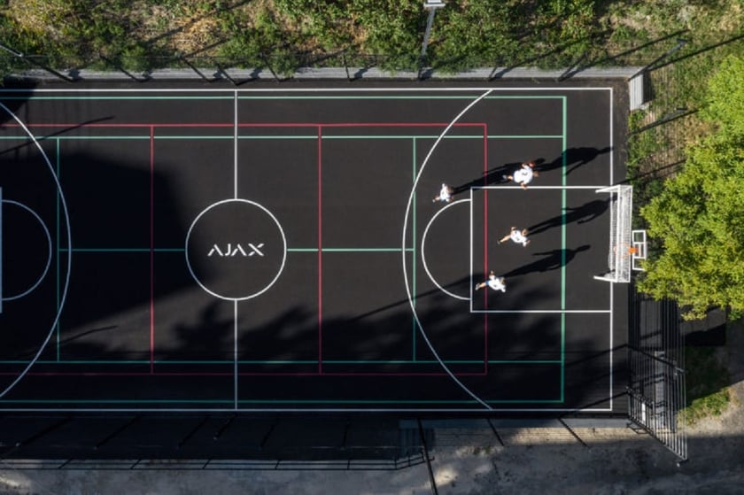 У Києві спормайданчик ліцею перетворили на сучасний корт (ФОТО)