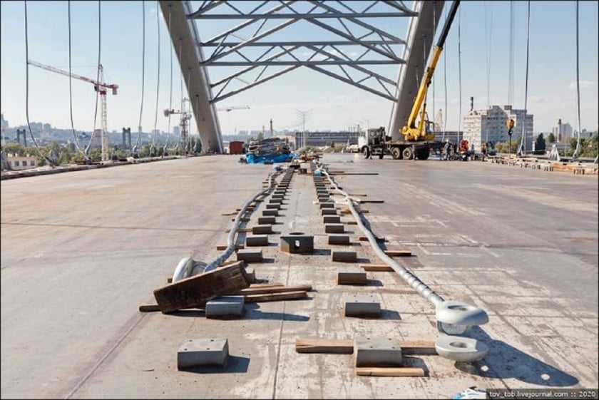 У Києві на арці Подільсько-Воскресенського мосту монтують ванти (ФОТО)