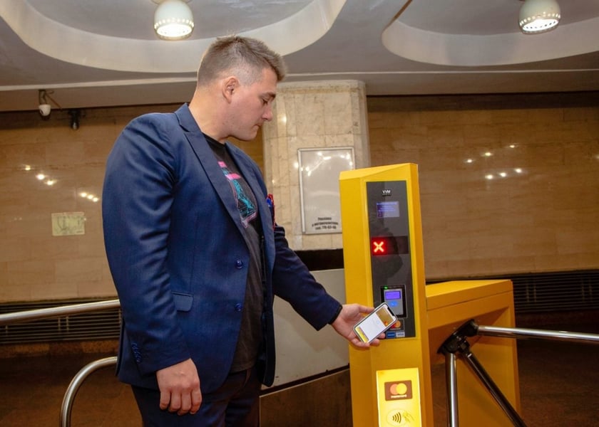 У метрополітені Дніпра запустили безконтактну оплату проїзду