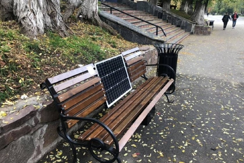 У Києві встановили лави з сонячними панелями (ФОТО)