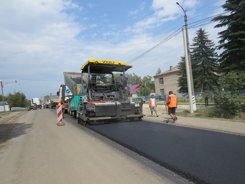 На Хмельниччині ремонтують дорогу до популярного курорту (ФОТО)