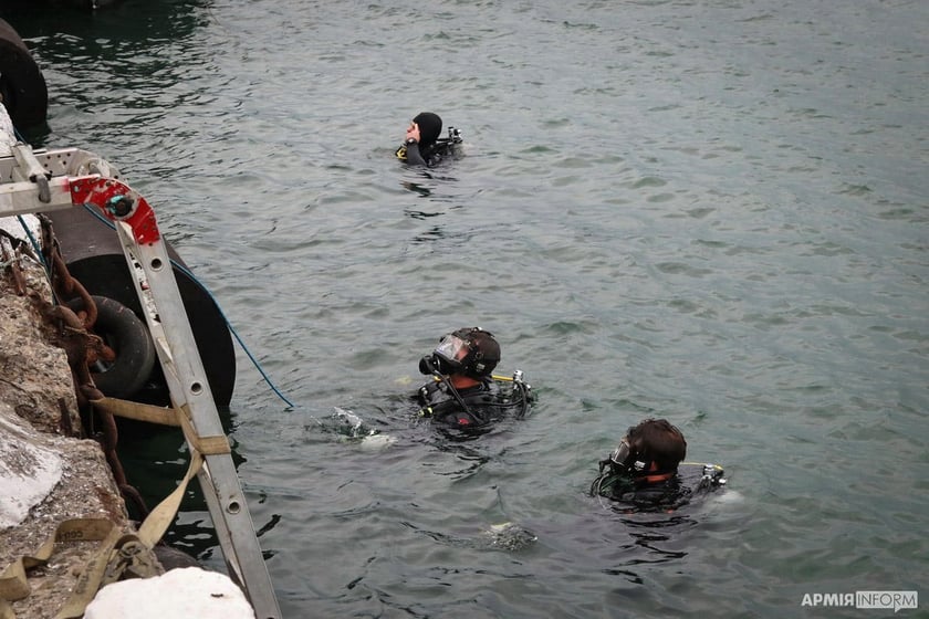 Водолази США та України обстежують причал порту Південний​ (ФОТО)