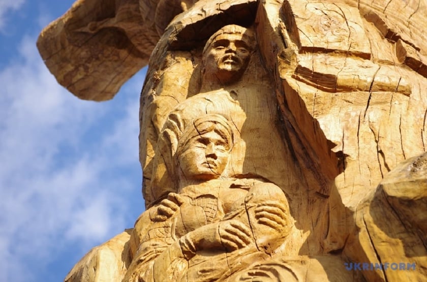 На Полтавщині 300-річний дуб перетворили на скульптурну композицію (ФОТО)