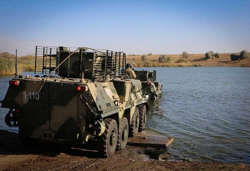 Гвардійські екіпажі БТР пройшли спецпідготовку під Харковом (ВІДЕО)