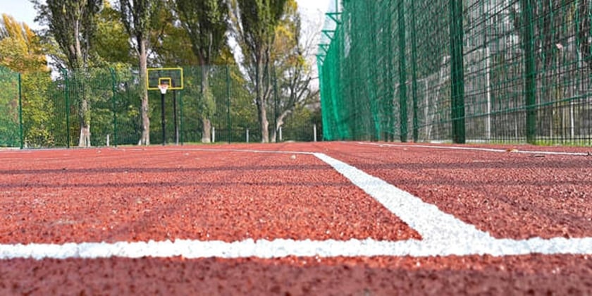 У Києві завдяки активістам відремонтували баскетбольний майданчик