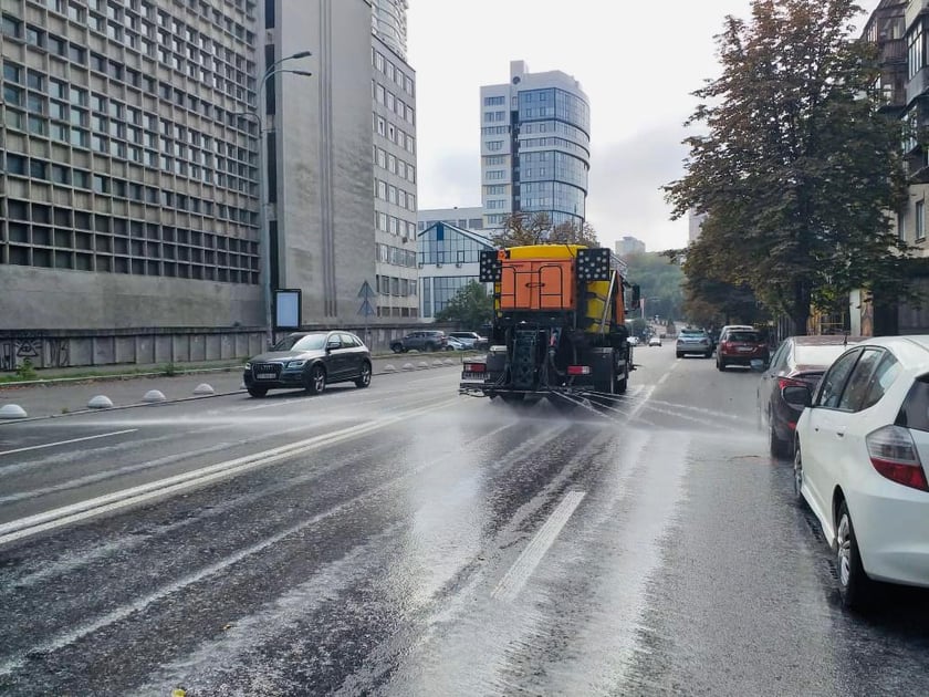 Як у Києві дороги миють шампунями (ВІДЕО)